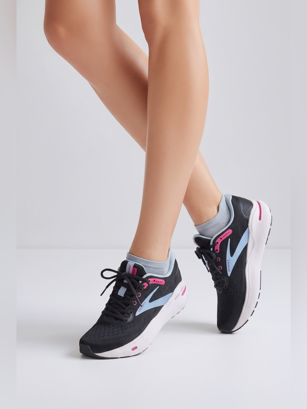 Brooks Women’s Black Running Shoes with Light Blue & Pink Highlights Sz/9